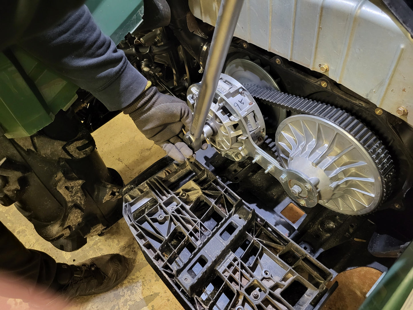 Clutch holding tool, Can-Am